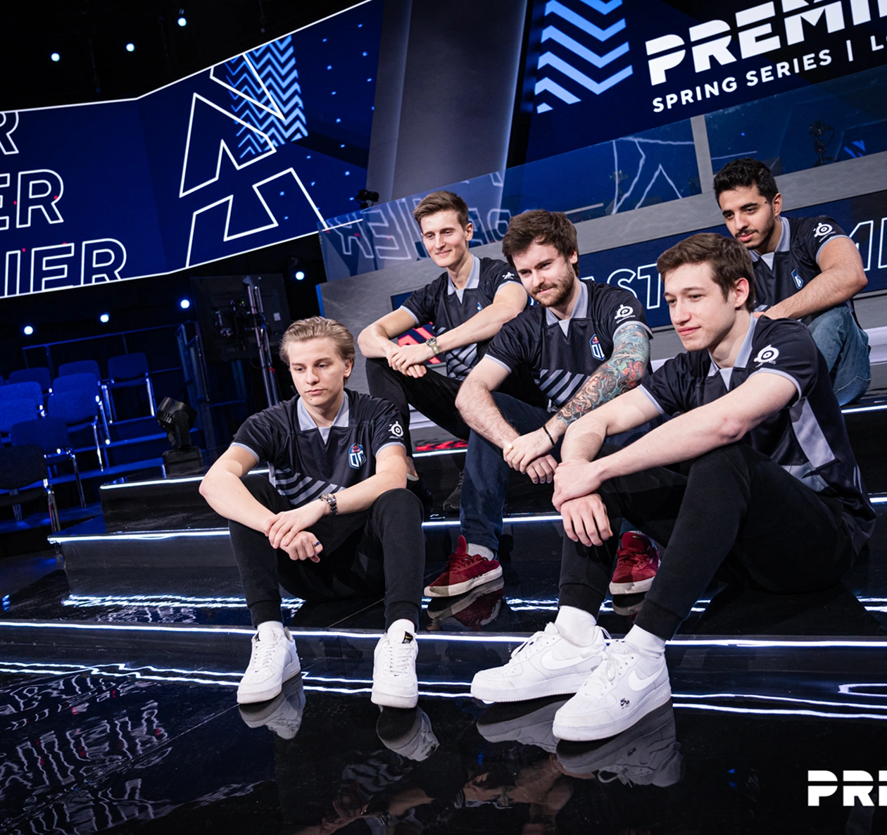 Zespół esportowy siedzi na podium BLAST Premier przed meczem