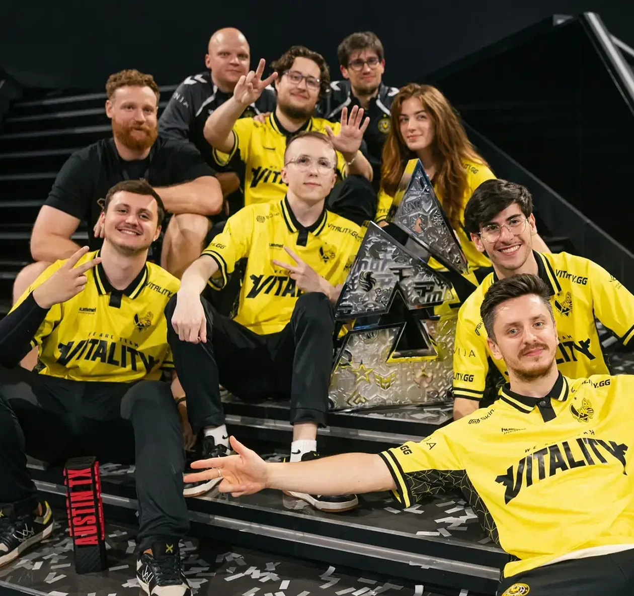Zawodnicy Team Vitality pozują po zwycięstwie z trofeum na podium
