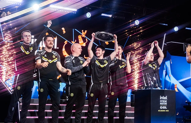 Zespół esportowy Team Vitality świętuje zwycięstwo na podium z trofeum i konfetti